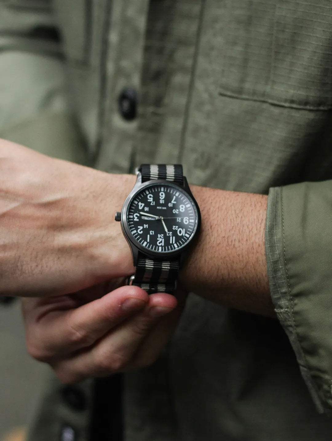 PULSEIRA NATO MILITARY PRETO E CINZA