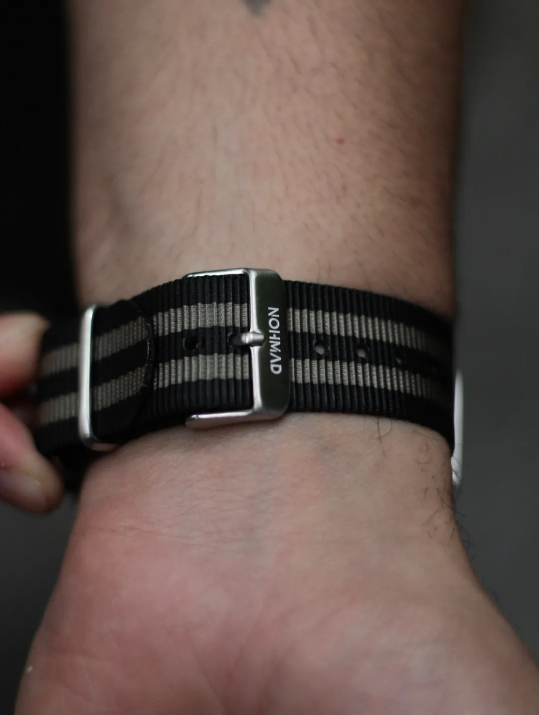 PULSEIRA NATO MILITARY PRETO E CINZA